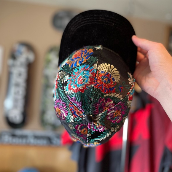 Beautiful floral silk hat shiny reflective 3D embroidery - Picture 4 of 8